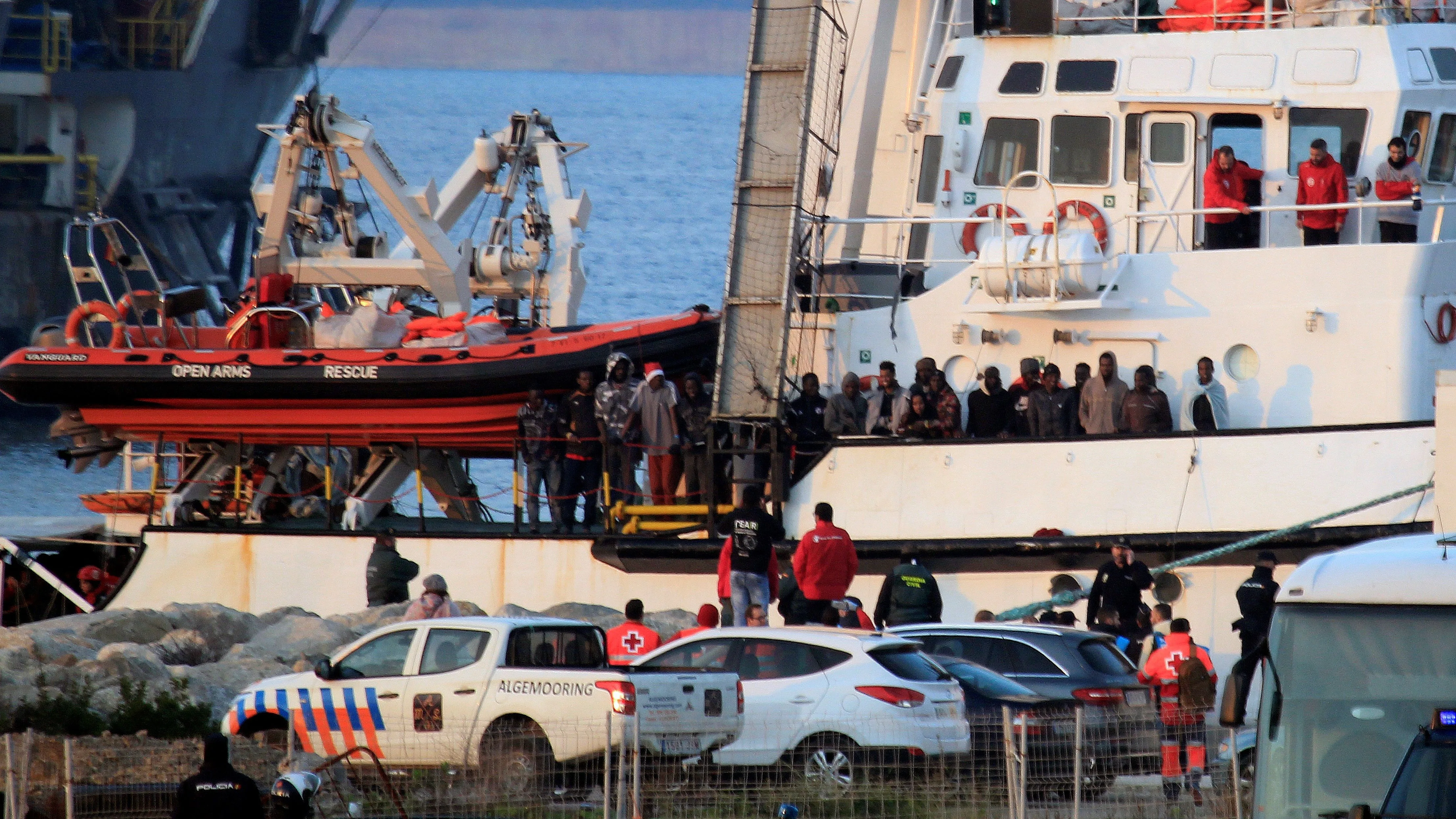 El buque Open Arms ha su llegada al puerto de Crinavis de San Roque, en la Bahía de Algeciras