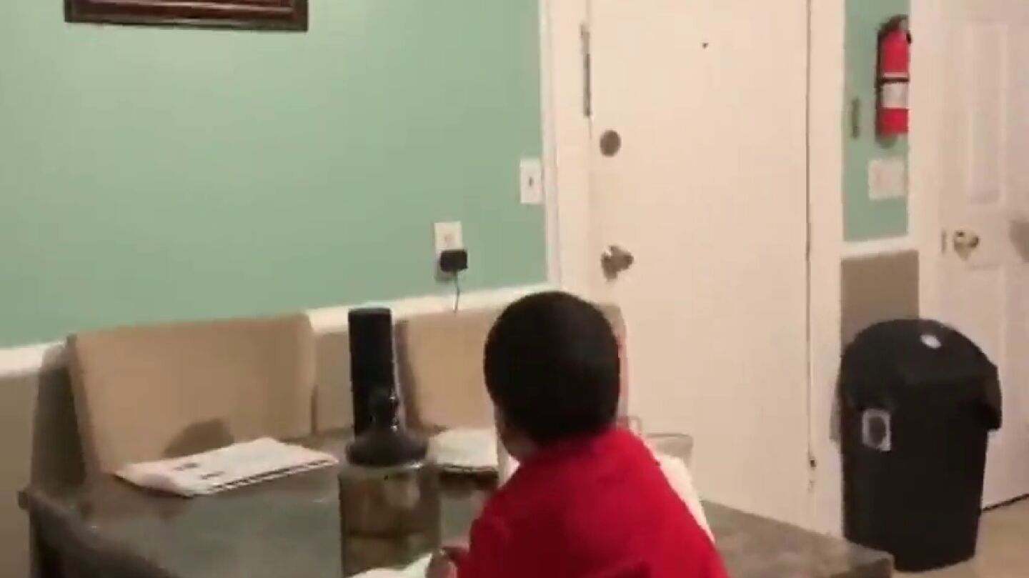 Una mujer pilla a su hijo pidi&eacute;ndole ayuda a Alexa para hacer sus deberes