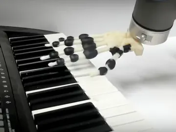 Brazo robótico tocando el piano Brazo robótico tocando el piano