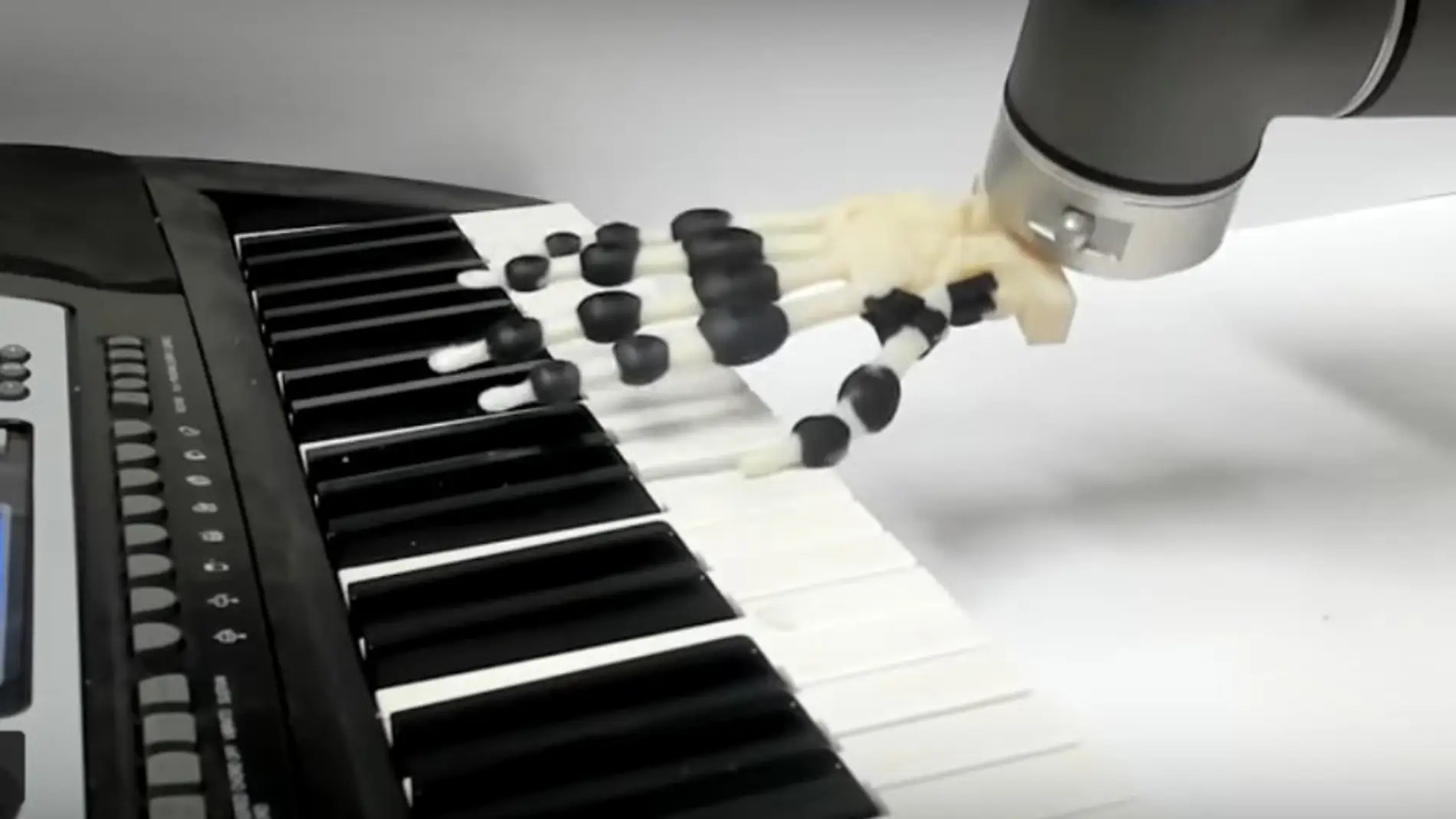 Brazo robótico tocando el piano