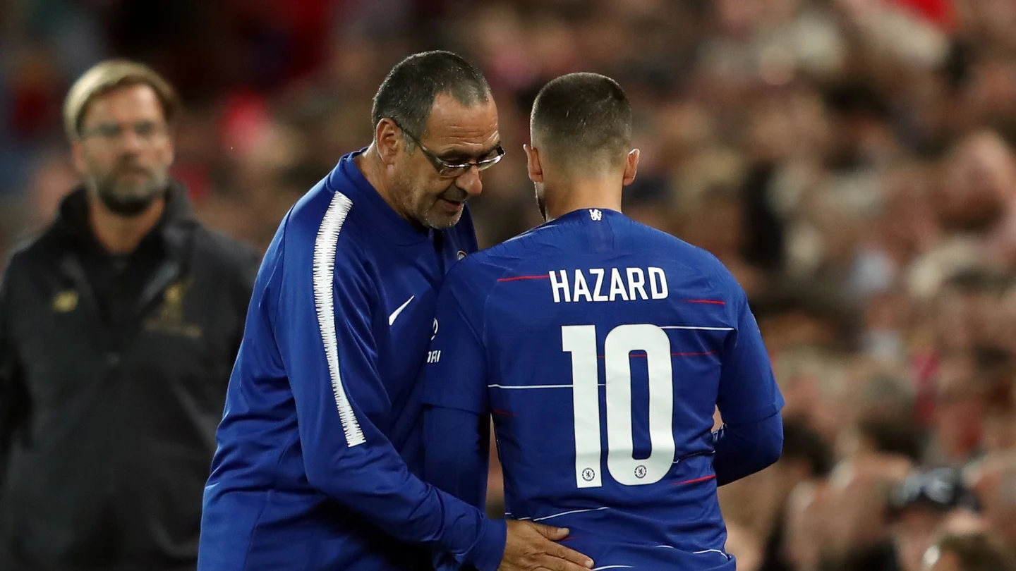 Sarri da instrucciones a Hazard en un partido del Chelsea Sarri da instrucciones a Hazard en un partido del Chelsea