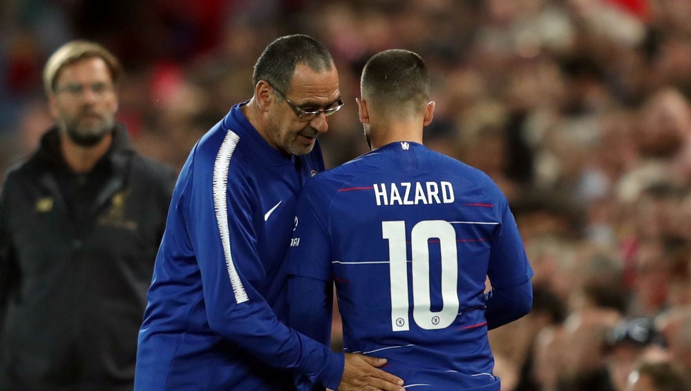 Sarri da instrucciones a Hazard en un partido del Chelsea
