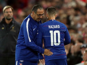 Sarri da instrucciones a Hazard en un partido del Chelsea Sarri da instrucciones a Hazard en un partido del Chelsea