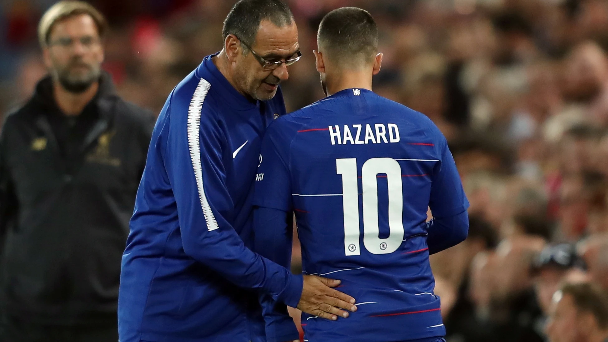 Sarri da instrucciones a Hazard en un partido del Chelsea