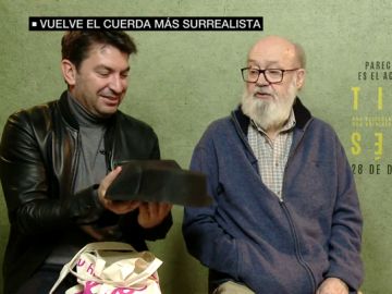 Pedimos a José Luis Cuerda y a los actores de 'Tiempo después' que nos expliquen el argumento de la película con objetos Pedimos a José Luis Cuerda y a los actores de 'Tiempo después' que nos expliquen el argumento de la película con objetos
