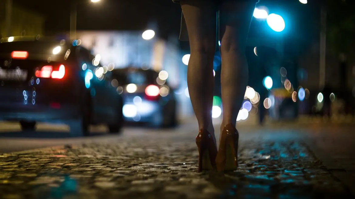 Imagen de archivo de una chica en la calle Imagen de archivo de una chica en la calle