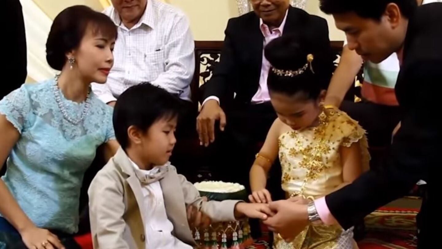Los mellizos cas&aacute;ndose en Tailandia
