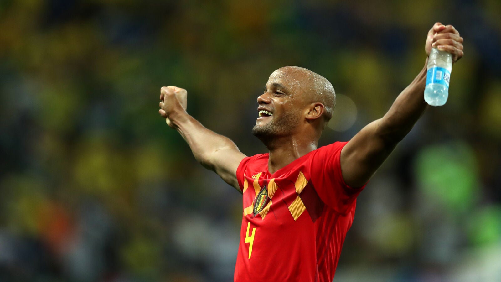 El central Kompany celebra la victoria de B&eacute;lgica