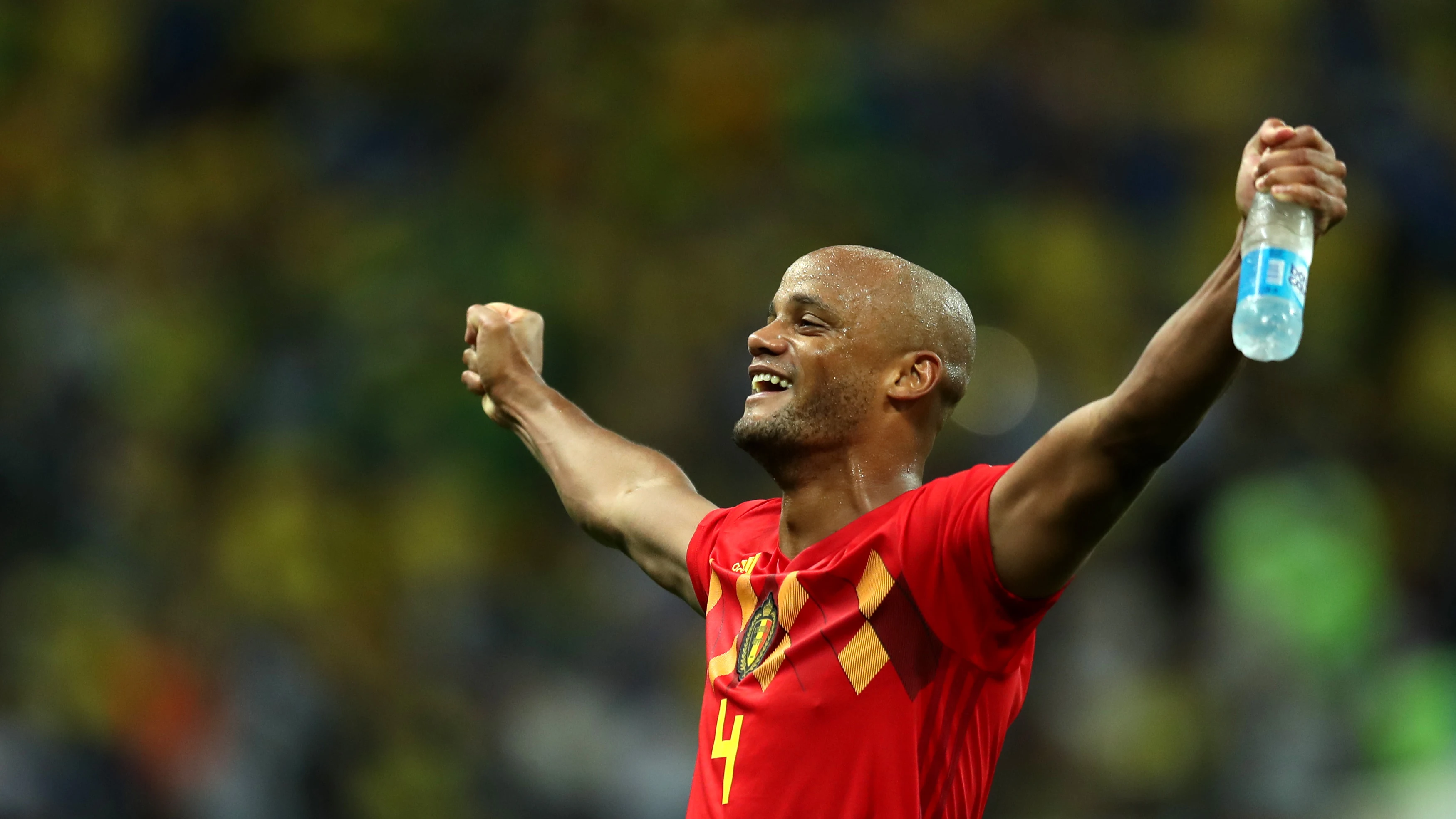 El central Kompany celebra la victoria de Bélgica