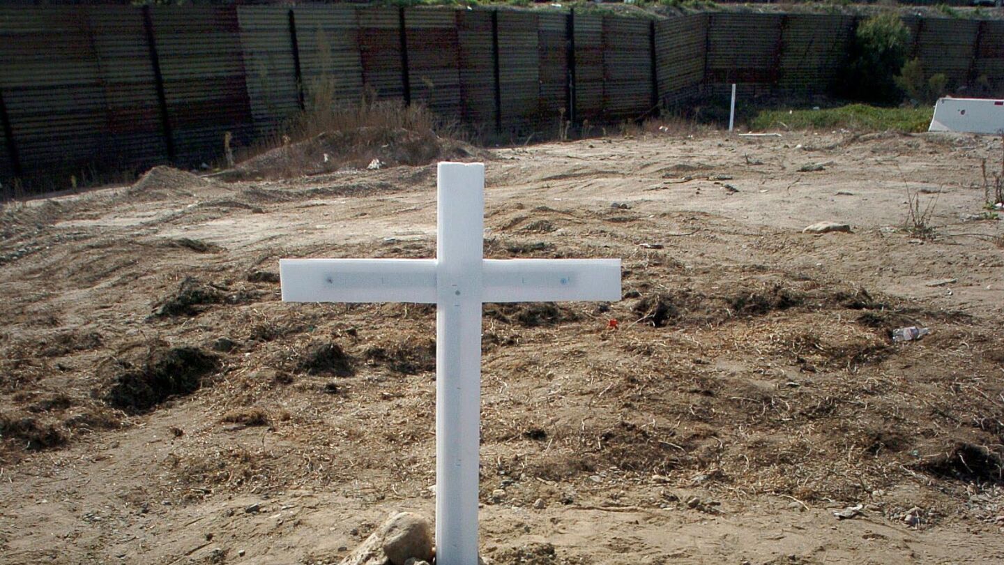 Una cruz al frente del muro que separa la frontera entre Estados Unidos y M&eacute;xico