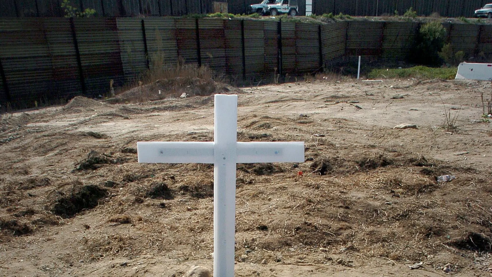 Una cruz al frente del muro que separa la frontera entre Estados Unidos y México