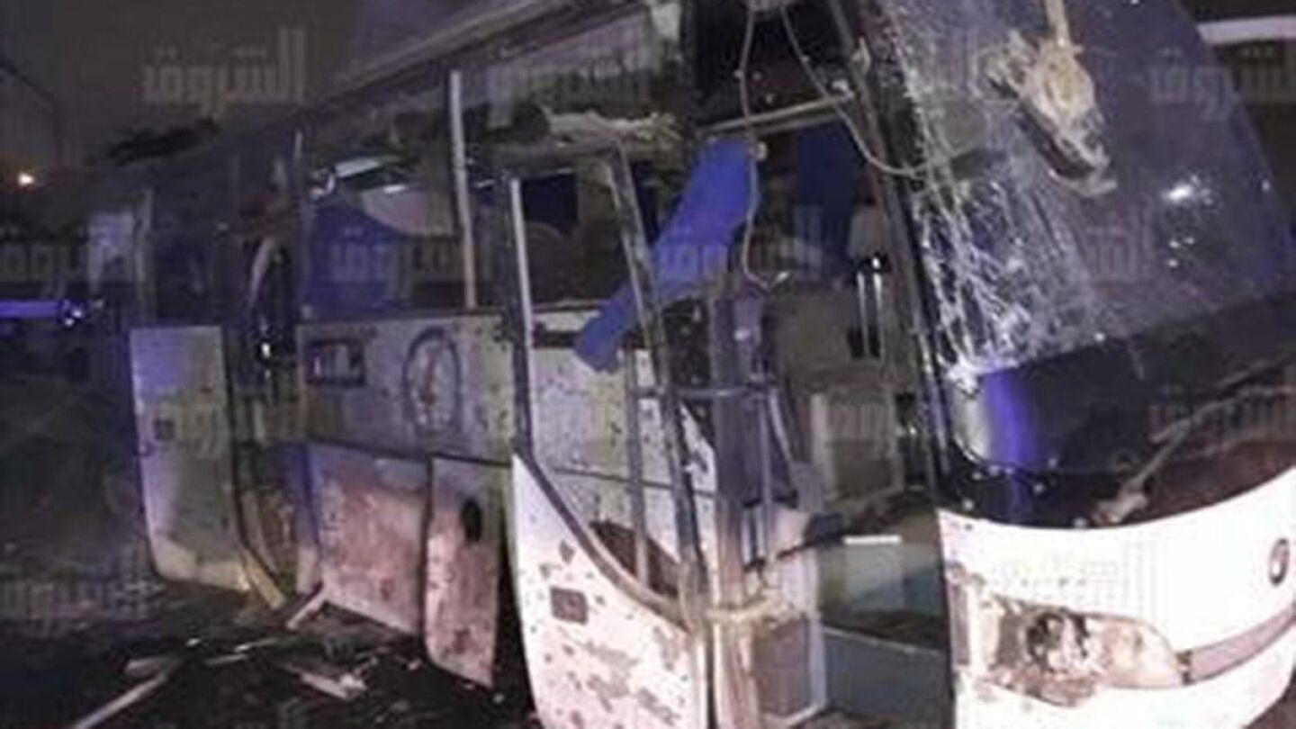 Imagen del autob&uacute;s destrozado por la bomba en Giza