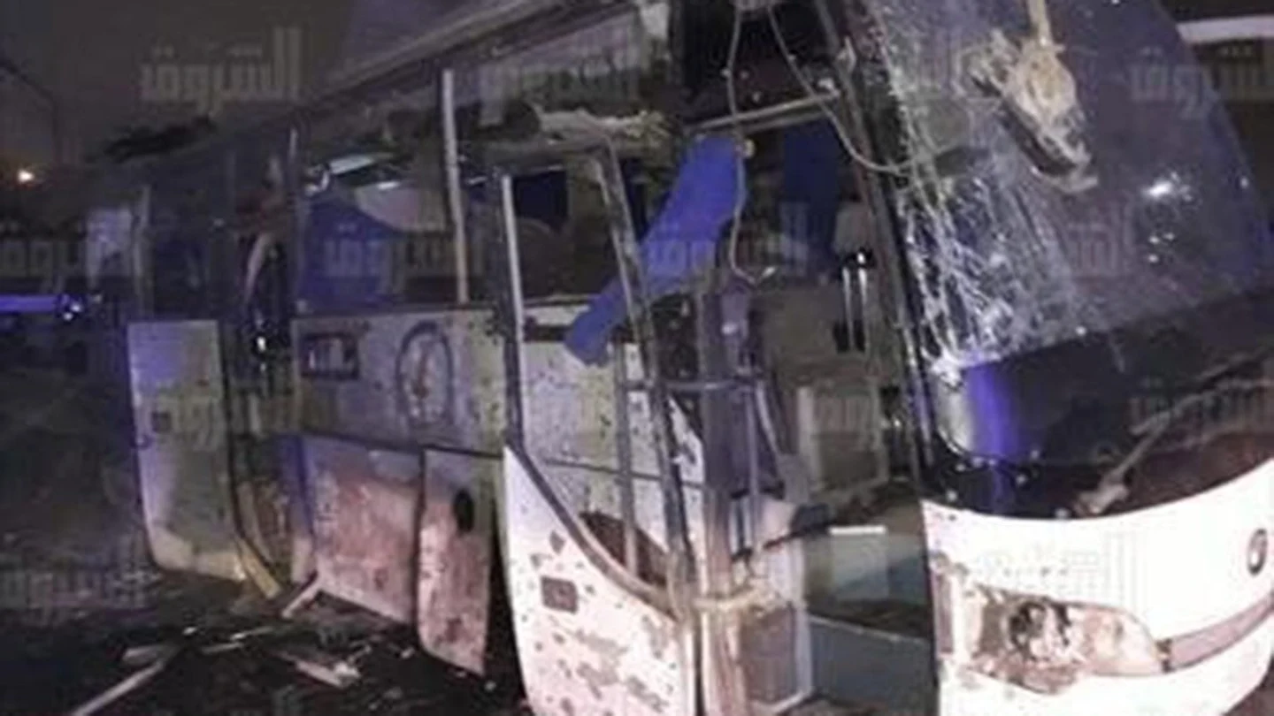 Imagen del autobús destrozado por la bomba en Giza Imagen del autobús destrozado por la bomba en Giza