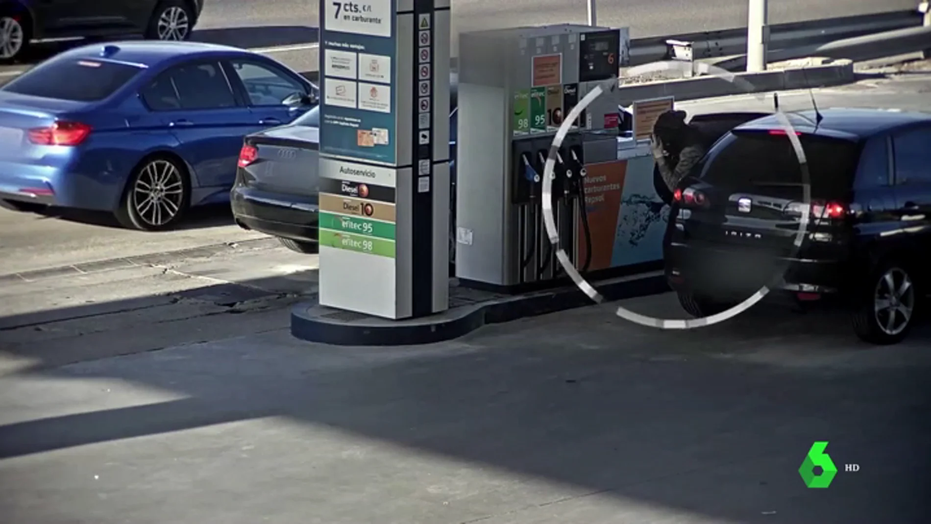 Dos agentes fuera de servicio pillan in fraganti a un ladrón que intentaba robar un bolso en una gasolinera