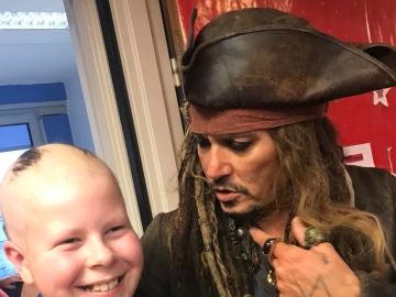 Johnny Depp visita a los niños con cáncer del Instituto Curie de París Johnny Depp visita a los niños con cáncer del Instituto Curie de París