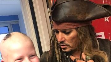 Johnny Depp visita a los niños con cáncer del Instituto Curie de París