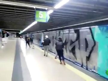 Los vigilantes denuncian a Metro de Madrid por sentirse indefensos ante los ataques de los grafiteros Los vigilantes denuncian a Metro de Madrid por sentirse indefensos ante los ataques de los grafiteros