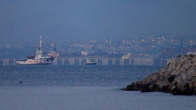 El buque Open Arms a su llegada al puerto de Crinavis de San Roque, en la Bahía de Algeciras