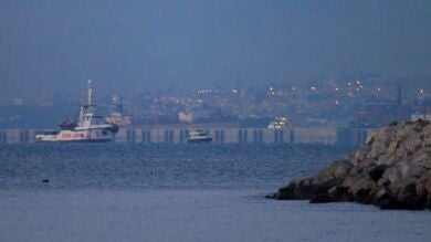 El buque Open Arms a su llegada al puerto de Crinavis de San Roque, en la Bah&iacute;a de Algeciras
