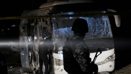 Da&ntilde;os causados por un atentado bomba junto a las pir&aacute;mides de Guiza