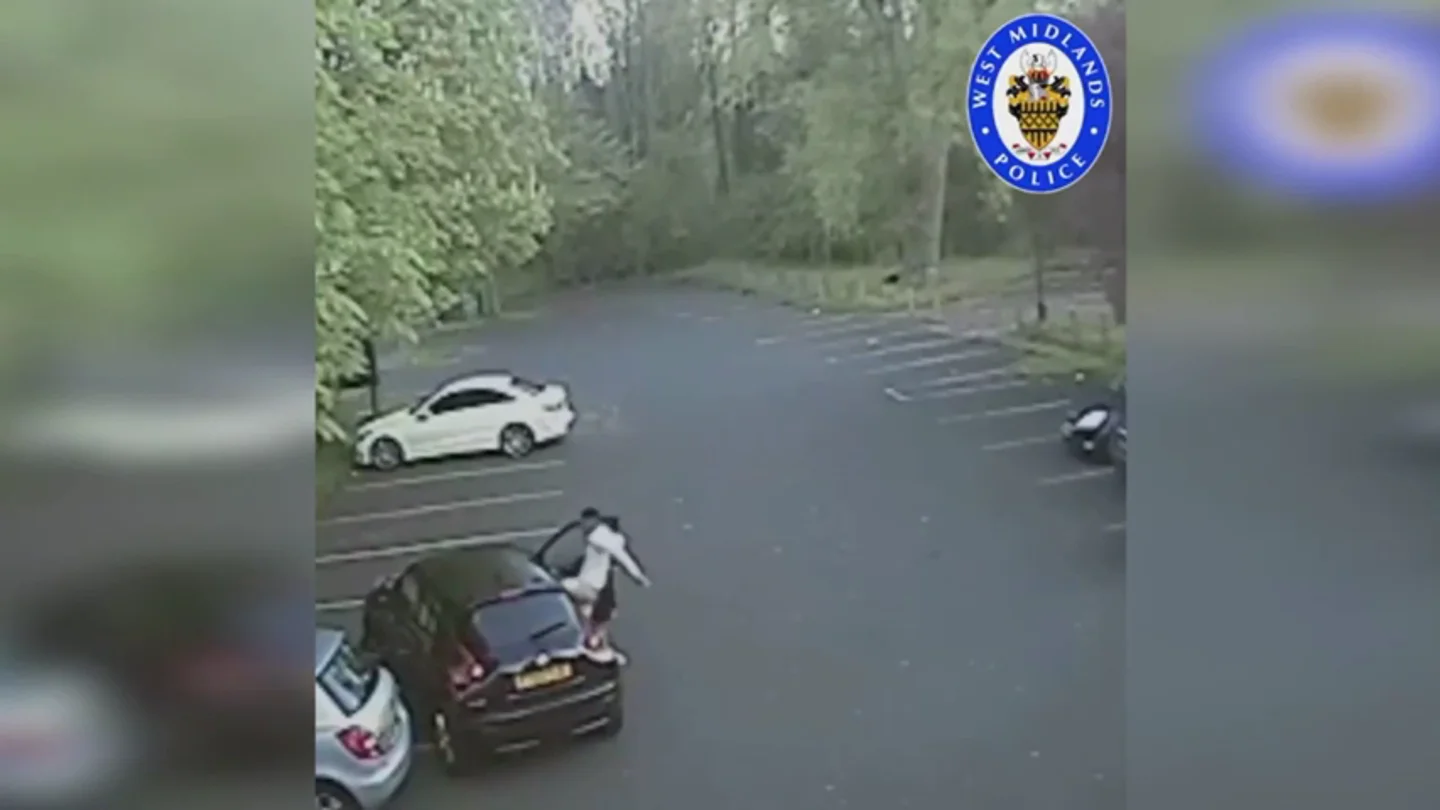 La brutal paliza de un exjugador del Aston Villa a una mujer de 24 años tras una discusión de tráfico La brutal paliza de un exjugador del Aston Villa a una mujer de 24 años tras una discusión de tráfico
