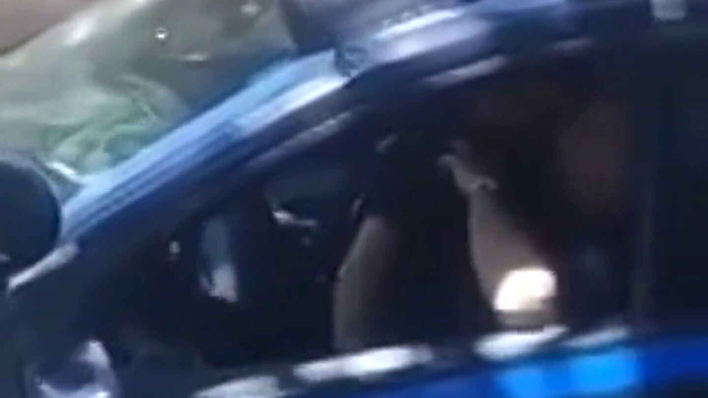 Graban a dos polic&iacute;as 'enroll&aacute;ndose' en el coche patrulla mientras estaban de servicio