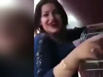 Condenada a tres años de cárcel por masturbar a un mono y difundir el vídeo en Egipto Condenada a tres años de cárcel por masturbar a un mono y difundir el vídeo en Egipto