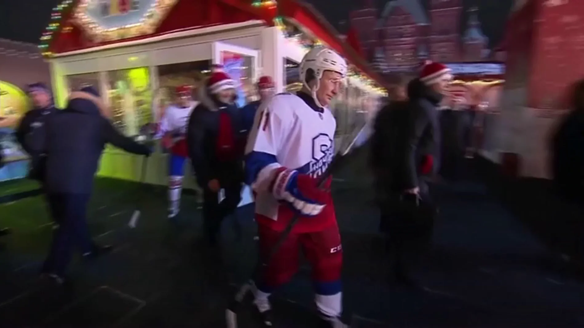 Vladimir Putin en estado puro: el presidente de Rusia disfruta del hockey en la Plaza Roja de Moscú