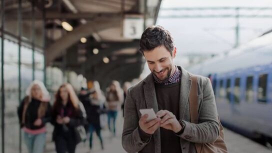 Un hombre con su tel&eacute;fono