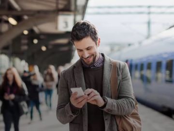 Un hombre con su teléfono Un hombre con su teléfono