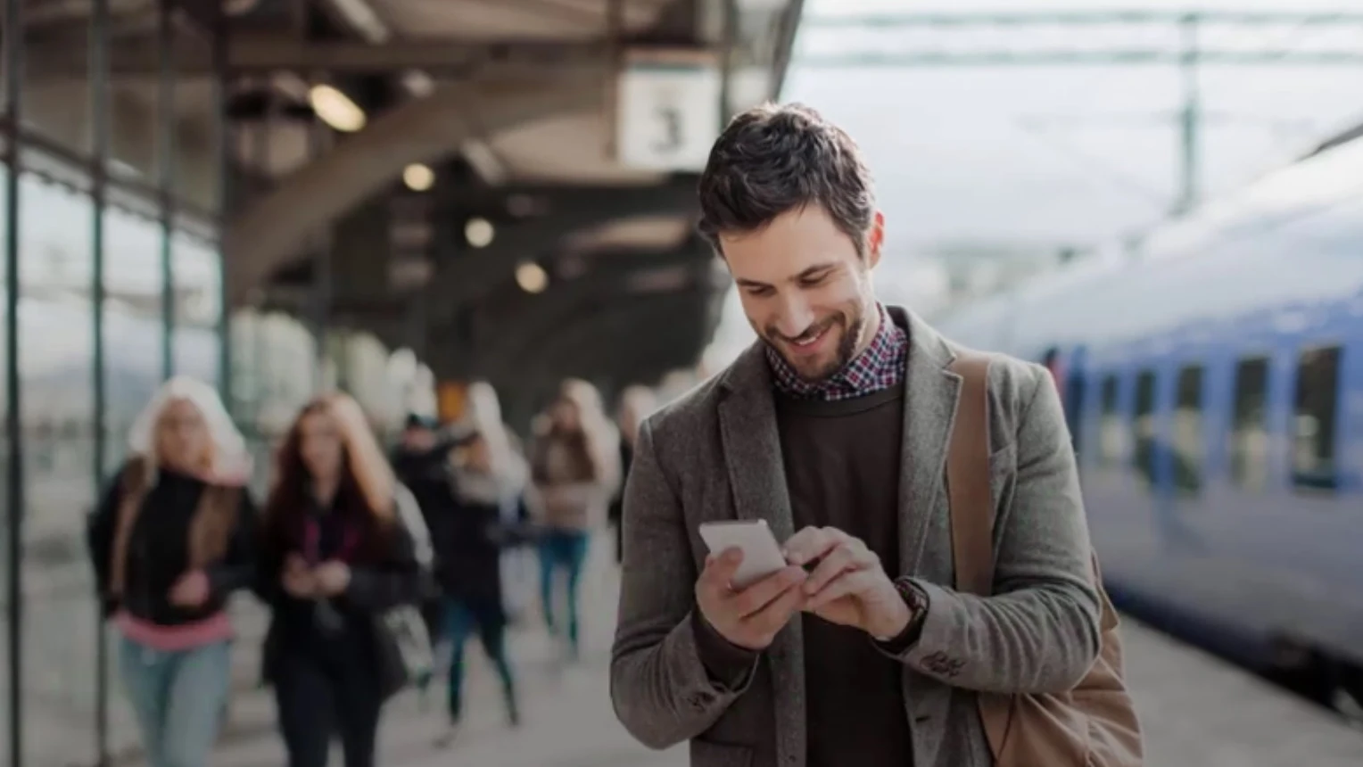 Un hombre con su teléfono