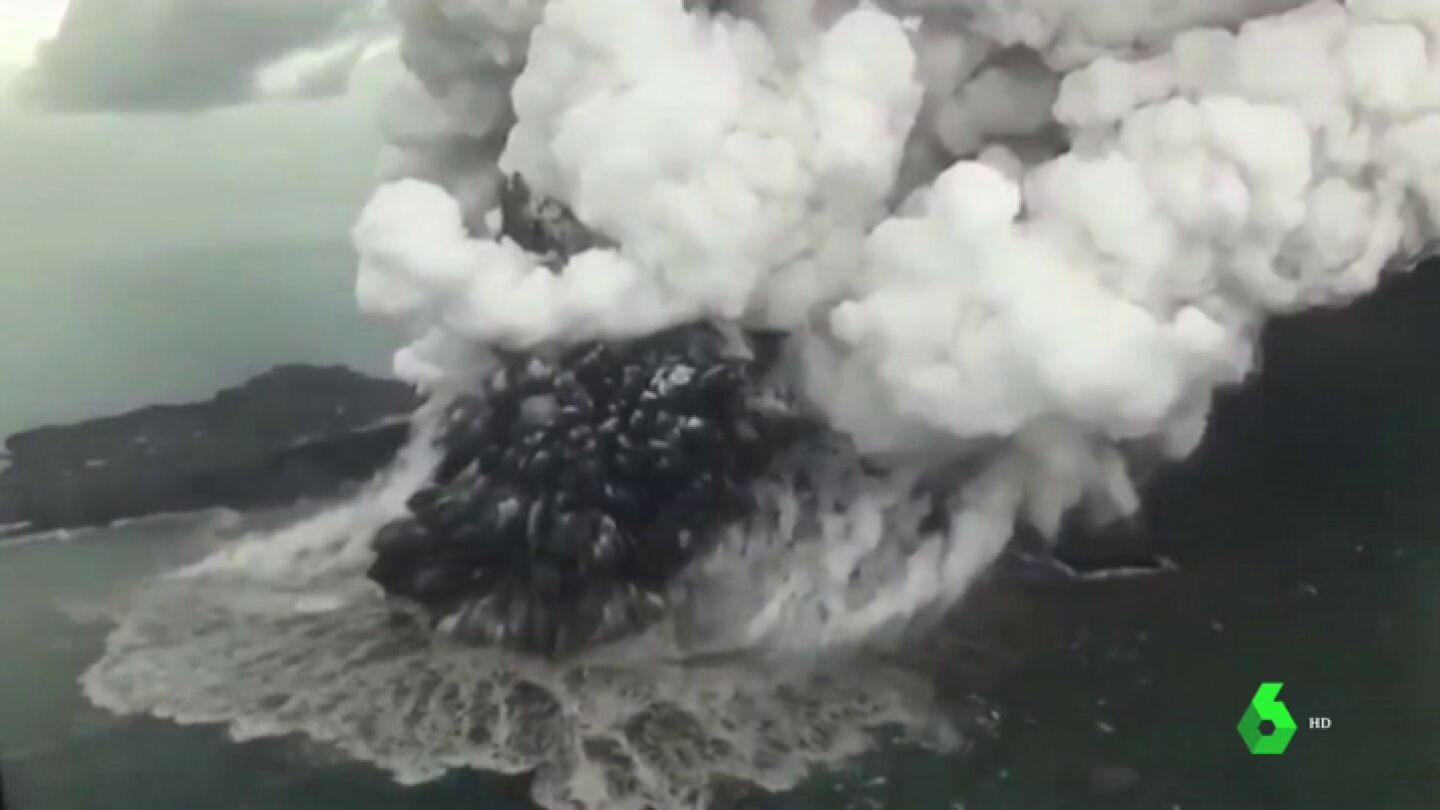 El cr&aacute;ter del volc&aacute;n Anak Krakatoa perdi&oacute; 200 metros de altura antes del gran Tsunami de Indonesia