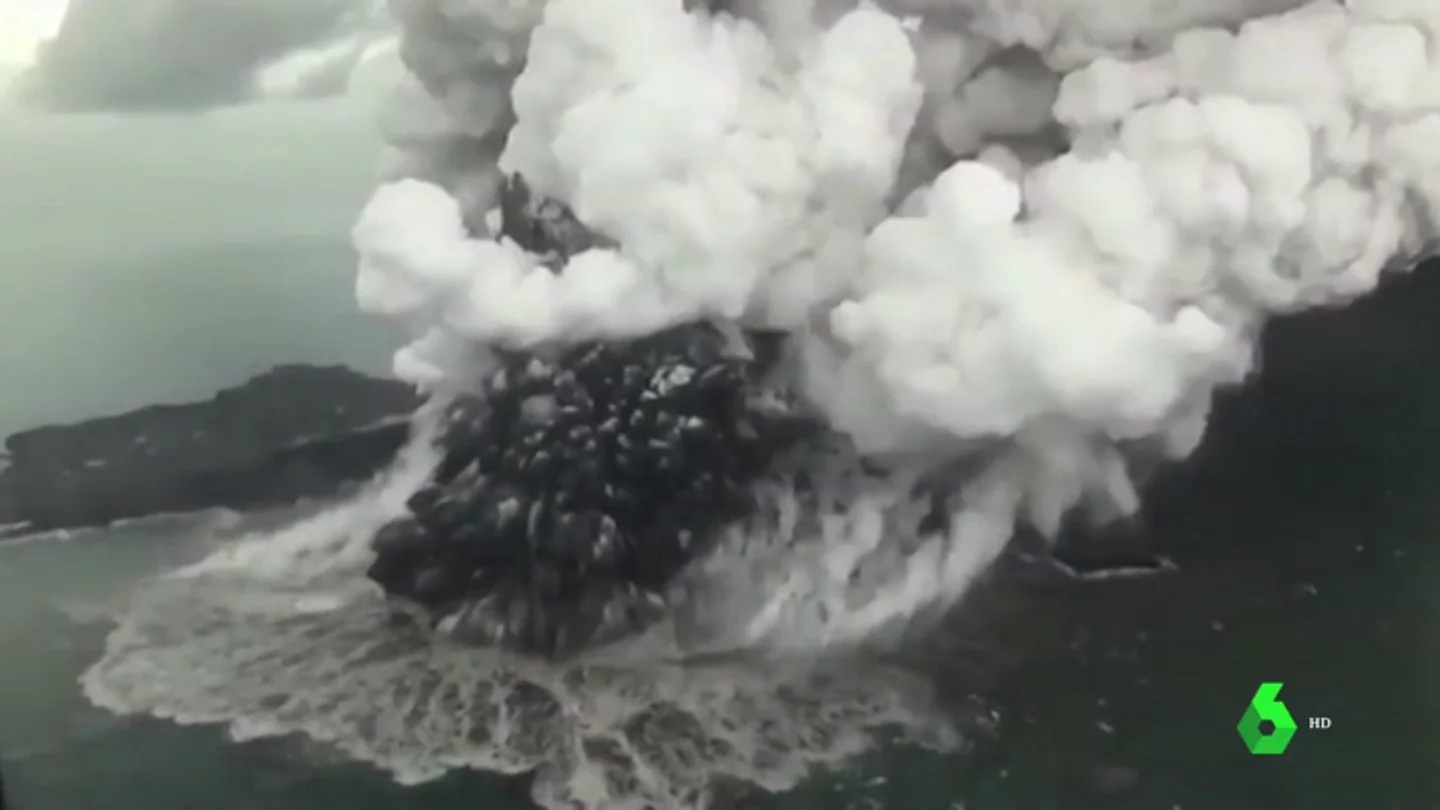 El cráter del volcán Anak Krakatoa perdió 200 metros de altura antes del gran Tsunami de Indonesia El cráter del volcán Anak Krakatoa perdió 200 metros de altura antes del gran Tsunami de Indonesia