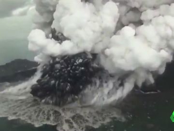 El cráter del volcán Anak Krakatoa perdió 200 metros de altura antes del gran Tsunami de Indonesia El cráter del volcán Anak Krakatoa perdió 200 metros de altura antes del gran Tsunami de Indonesia