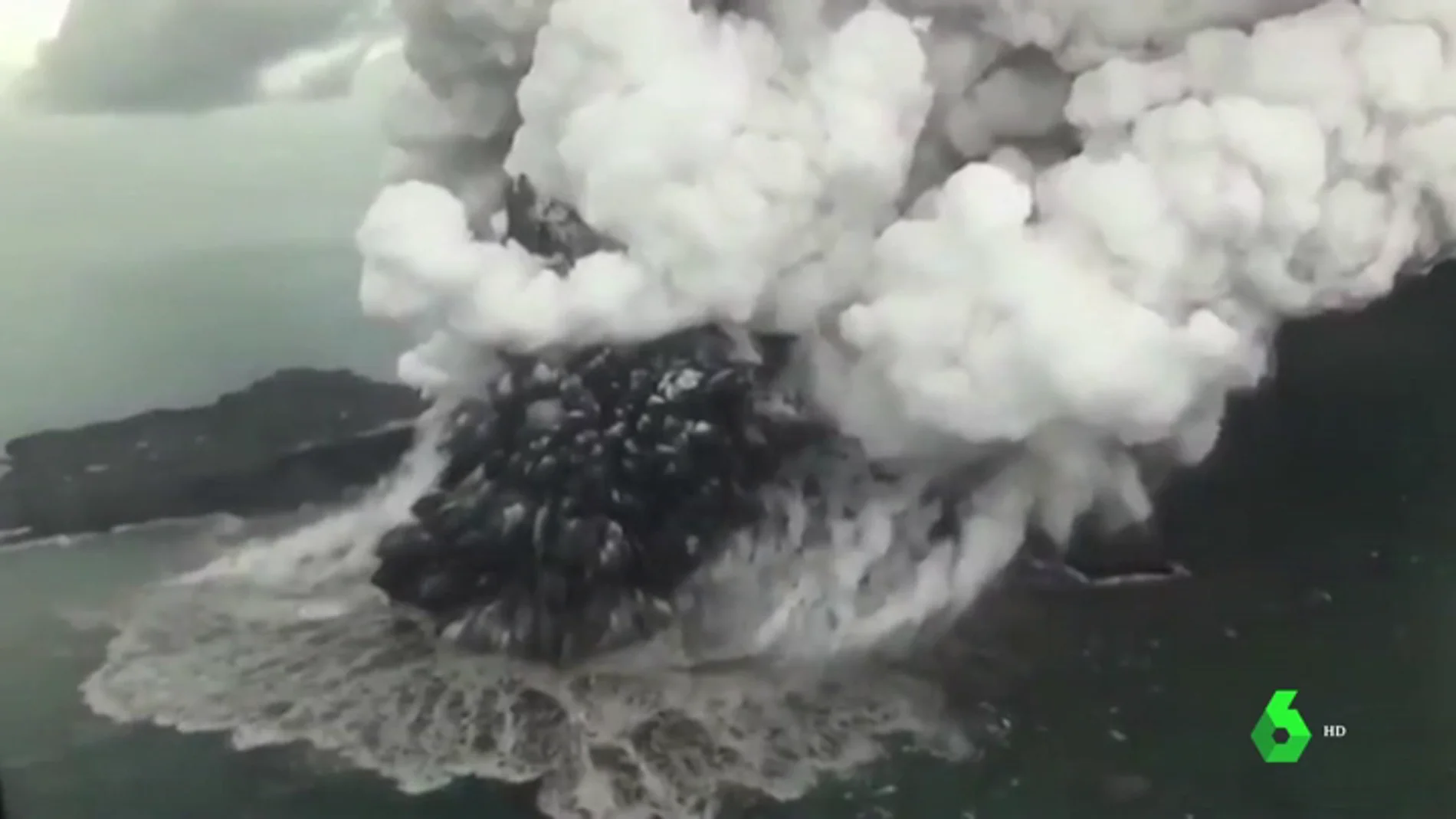 El cráter del volcán Anak Krakatoa perdió 200 metros de altura antes del gran Tsunami de Indonesia