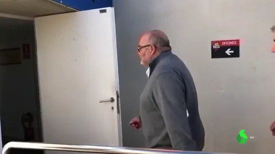 La afición del Reus recibe a Joan Oliver con pintadas e insultos: "¡Hijo de perra!" La afición del Reus recibe a Joan Oliver con pintadas e insultos: "¡Hijo de perra!"