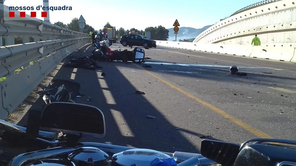 Imagen del accidente en el que tres motoristas han resultado heridos de gravedad