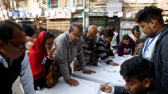 Votantes junto a las urnas en la elecciones de Bangladesh. Elecciones en Bangladesh
