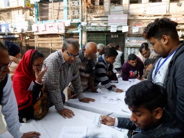 Votantes junto a las urnas en la elecciones de Bangladesh. Votantes junto a las urnas en la elecciones de Bangladesh.
