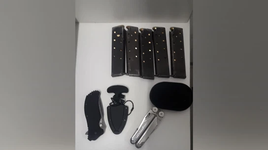 Cargadores que llevaba el hombre detenido cuando quería entrar en la Sagrada Familia los vigilantes del control de seguridad de la Sagrada Familia han detectado que uno de los visitantes llevaba encima diversos cargadores de pistola en una bolsa