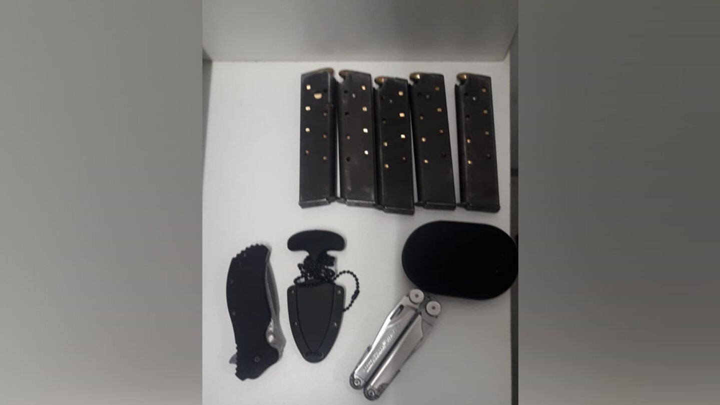  los vigilantes del control de seguridad de la Sagrada Familia han detectado que uno de los visitantes llevaba encima diversos cargadores de pistola en una bolsa