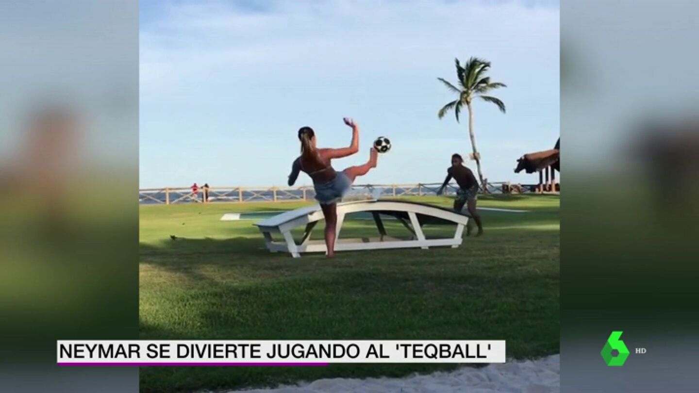 Neymar se relaja en sus vacaciones con un partido de f&uacute;tbol tenis ante la reina del freestyle en Brasil