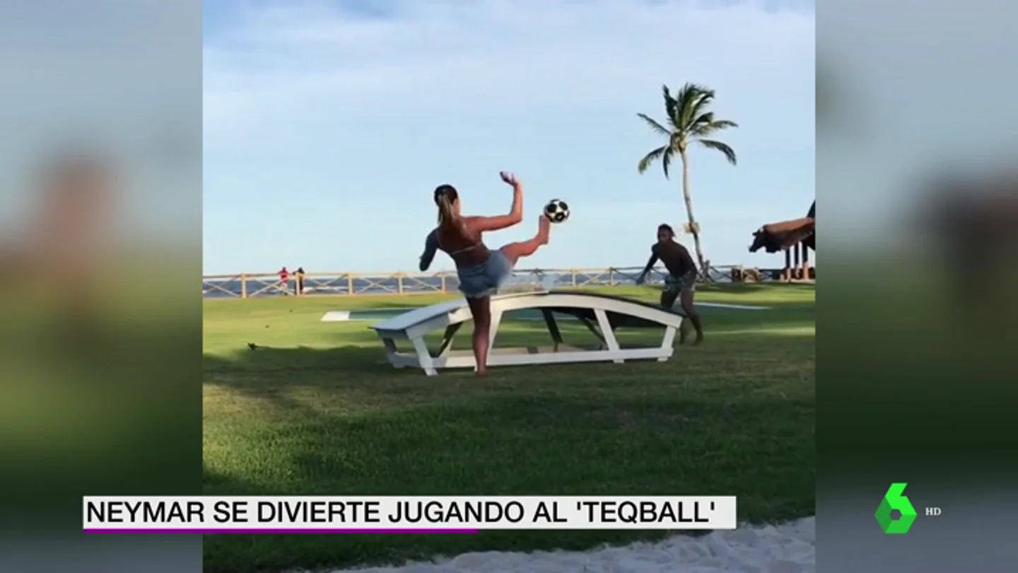 Neymar se relaja en sus vacaciones con un partido de fútbol tenis ante la reina del freestyle en Brasil Neymar se relaja en sus vacaciones con un partido de fútbol tenis ante la reina del freestyle en Brasil