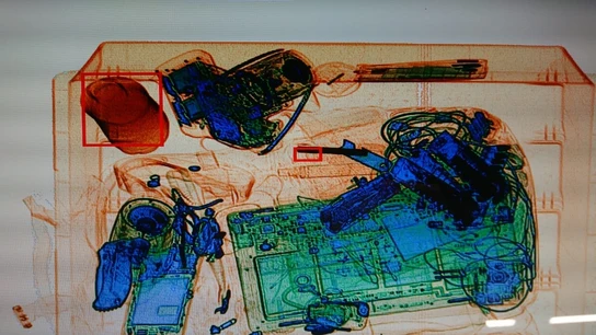 Imagen del escáner de la entrada a la Sagrada Familia que detectó los cargadores Imagen del escáner de la entrada a la Sagrada Familia que detectó los cargadores
