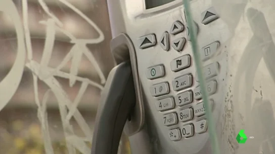 Recargar baterías, hacer de cajeros automáticos, contener desfibriladores... los otros usos de las cabinas Recargar baterías, hacer de cajeros automáticos, contener desfibriladores... los otros usos de las cabinas
