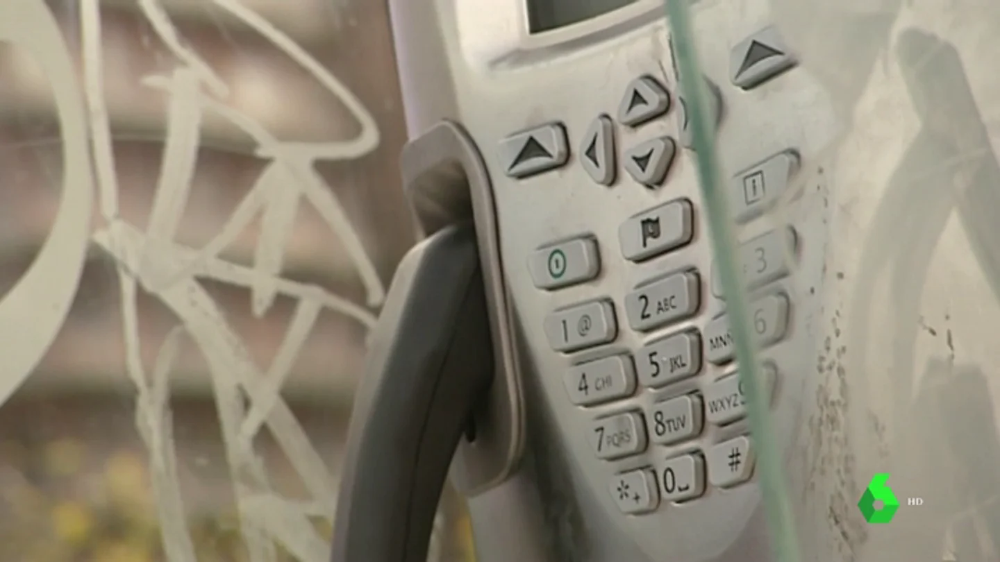 Recargar baterías, hacer de cajeros automáticos, contener desfibriladores... los otros usos de las cabinas Recargar baterías, hacer de cajeros automáticos, contener desfibriladores... los otros usos de las cabinas