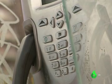 Recargar baterías, hacer de cajeros automáticos, contener desfibriladores... los otros usos de las cabinas Recargar baterías, hacer de cajeros automáticos, contener desfibriladores... los otros usos de las cabinas