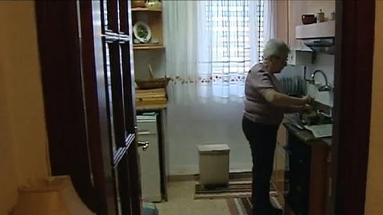 Imagen de una señora mayor sola en su casa Imagen de una señora mayor sola en su casa