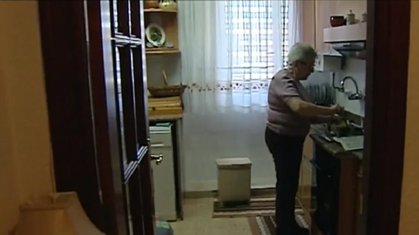 Imagen de una señora mayor sola en su casa Imagen de una señora mayor sola en su casa