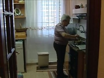 Imagen de una señora mayor sola en su casa Imagen de una señora mayor sola en su casa
